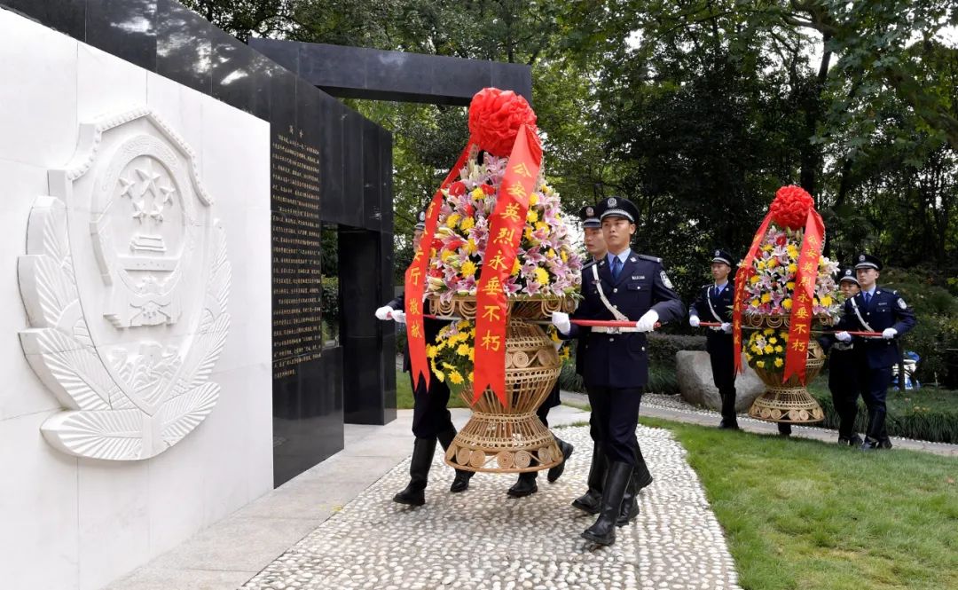 鲜花赠英烈,忠诚筑警魂!今天,浙江省公安厅举行向公安英烈敬献花篮仪式休闲区蓝鸢梦想 - Www.slyday.coM 鲜花赠英烈,忠诚筑警魂!今天,浙江省公安厅举行向公安英烈敬献花篮仪式休闲区蓝鸢梦想 - Www.slyday.coM