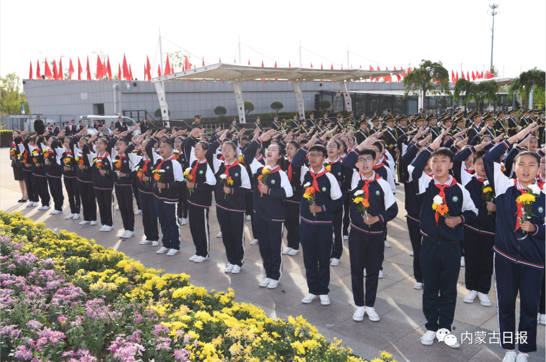 自治区领导和首府各族各界代表向人民英雄敬献花篮 石泰峰王莉霞李秀领参加休闲区蓝鸢梦想 - Www.slyday.coM 自治区领导和首府各族各界代表向人民英雄敬献花篮 石泰峰王莉霞李秀领参加休闲区蓝鸢梦想 - Www.slyday.coM