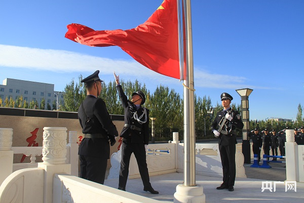 升旗仪式(央广网发 锡林郭勒盟公安局供图)