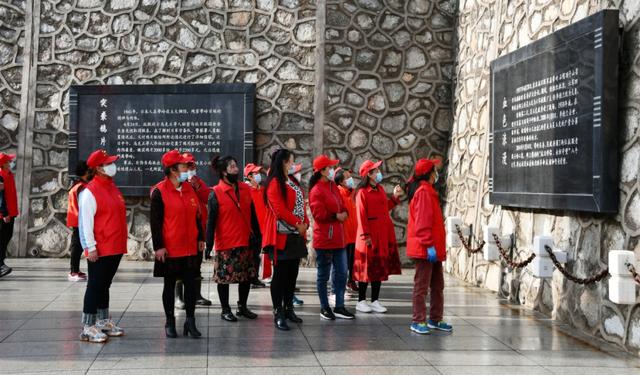 铭记先烈丰功伟绩 传承红色基因 大箐山县组织志愿者开展“烈士纪念日”祭扫活动休闲区蓝鸢梦想 - Www.slyday.coM 铭记先烈丰功伟绩 传承红色基因 大箐山县组织志愿者开展“烈士纪念日”祭扫活动休闲区蓝鸢梦想 - Www.slyday.coM