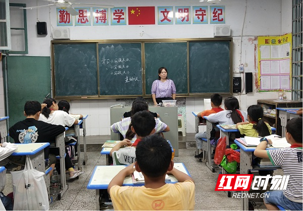 古丈县河蓬学校深入开展“我和我的祖国”主题教育休闲区蓝鸢梦想 - Www.slyday.coM 古丈县河蓬学校深入开展“我和我的祖国”主题教育休闲区蓝鸢梦想 - Www.slyday.coM