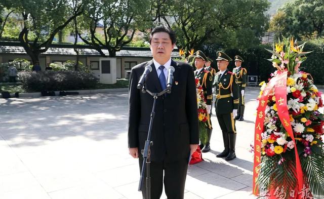 致敬先烈先辈 凝聚奋进力量 我市各界向人民英雄敬献花篮休闲区蓝鸢梦想 - Www.slyday.coM 致敬先烈先辈 凝聚奋进力量 我市各界向人民英雄敬献花篮休闲区蓝鸢梦想 - Www.slyday.coM