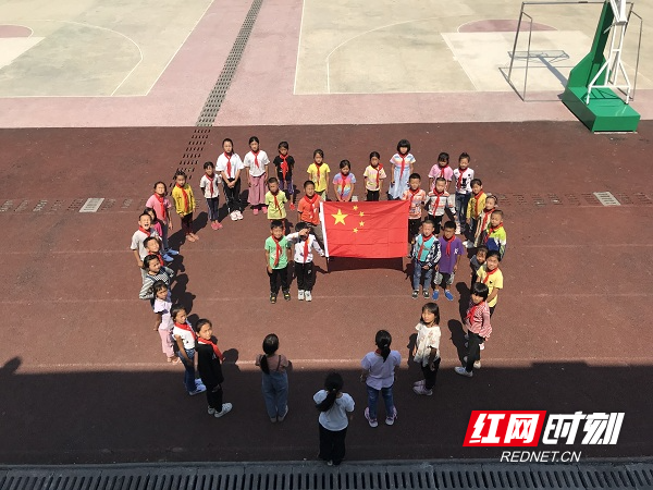 古丈县河蓬学校深入开展“我和我的祖国”主题教育休闲区蓝鸢梦想 - Www.slyday.coM 古丈县河蓬学校深入开展“我和我的祖国”主题教育休闲区蓝鸢梦想 - Www.slyday.coM