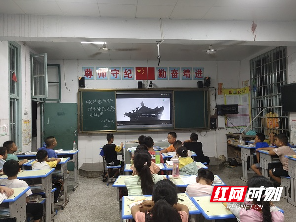 古丈县河蓬学校深入开展“我和我的祖国”主题教育休闲区蓝鸢梦想 - Www.slyday.coM 古丈县河蓬学校深入开展“我和我的祖国”主题教育休闲区蓝鸢梦想 - Www.slyday.coM