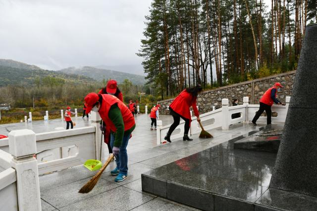 铭记先烈丰功伟绩 传承红色基因 大箐山县组织志愿者开展“烈士纪念日”祭扫活动休闲区蓝鸢梦想 - Www.slyday.coM 铭记先烈丰功伟绩 传承红色基因 大箐山县组织志愿者开展“烈士纪念日”祭扫活动休闲区蓝鸢梦想 - Www.slyday.coM