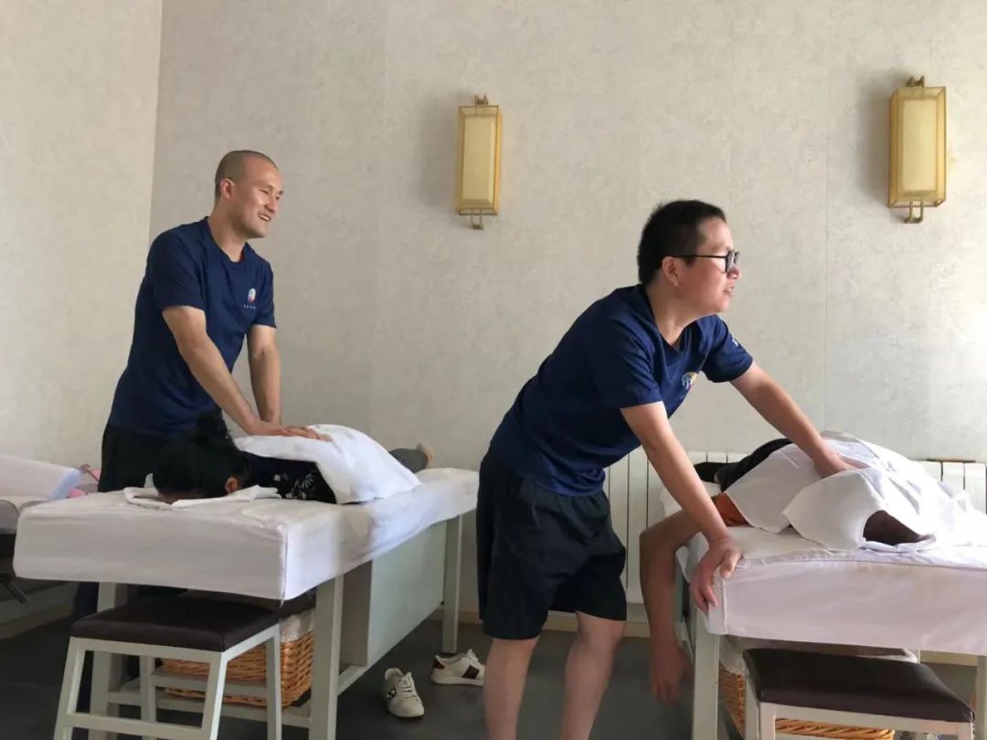 带着盲人去跑步