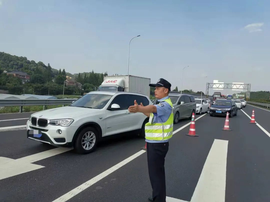 杭州东站已经人山人海了!部分高速大流量排队缓行…交警提醒:这才是堵车最重要的原因!休闲区蓝鸢梦想 - Www.slyday.coM 杭州东站已经人山人海了!部分高速大流量排队缓行…交警提醒:这才是堵车最重要的原因!休闲区蓝鸢梦想 - Www.slyday.coM