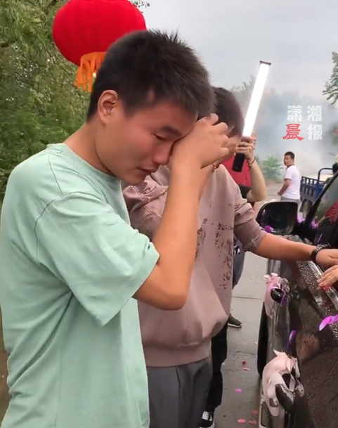 湖南这场婚礼冲上热搜第一!姐姐出嫁双胞胎弟弟哭成泪人:要是受欺负就告诉我们休闲区蓝鸢梦想 - Www.slyday.coM 湖南这场婚礼冲上热搜第一!姐姐出嫁双胞胎弟弟哭成泪人:要是受欺负就告诉我们休闲区蓝鸢梦想 - Www.slyday.coM