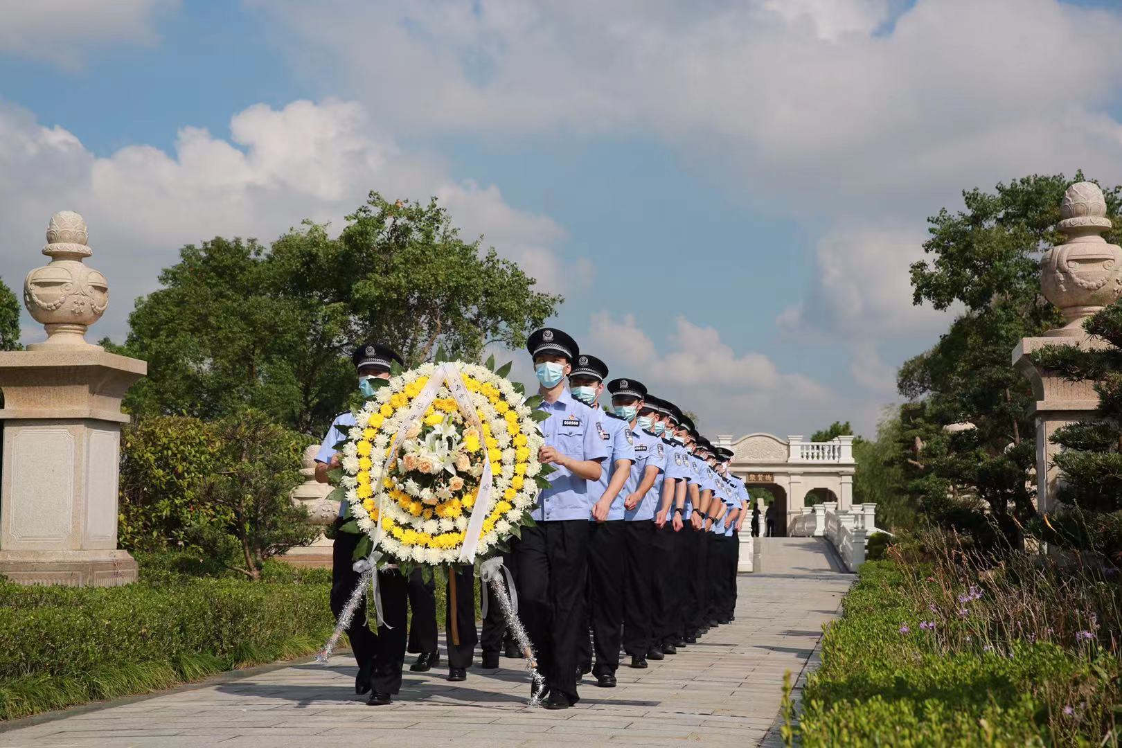 传承英烈志,奉贤公安举行烈士纪念日祭扫活动休闲区蓝鸢梦想 - Www.slyday.coM 传承英烈志,奉贤公安举行烈士纪念日祭扫活动休闲区蓝鸢梦想 - Www.slyday.coM