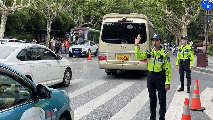 杭州东站已经人山人海了!部分高速大流量排队缓行…交警提醒:这才是堵车最重要的原因!休闲区蓝鸢梦想 - Www.slyday.coM 杭州东站已经人山人海了!部分高速大流量排队缓行…交警提醒:这才是堵车最重要的原因!休闲区蓝鸢梦想 - Www.slyday.coM