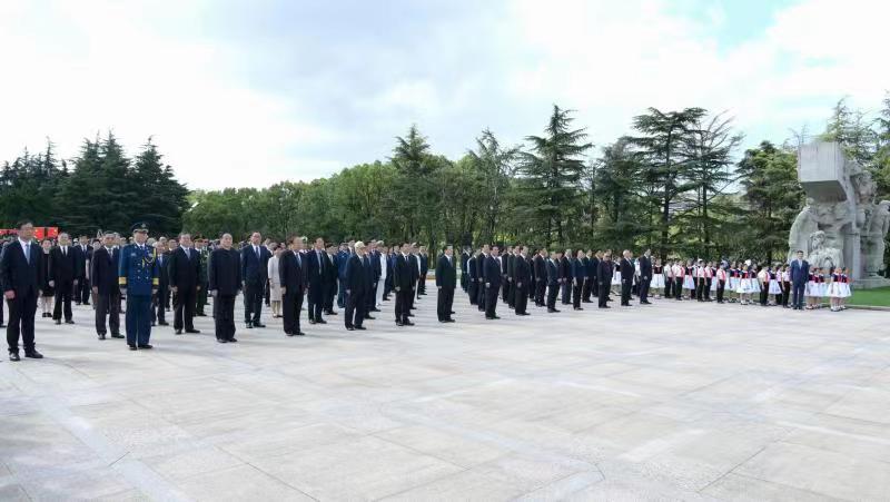 烈士纪念日,李强龚正等与各界代表向人民英雄敬献花篮休闲区蓝鸢梦想 - Www.slyday.coM 烈士纪念日,李强龚正等与各界代表向人民英雄敬献花篮休闲区蓝鸢梦想 - Www.slyday.coM