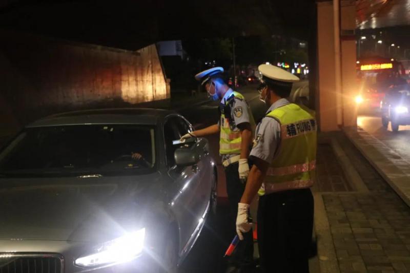 警探号丨酒驾司机遇到夜查民警调头想跑 没出几米就被拦停休闲区蓝鸢梦想 - Www.slyday.coM 警探号丨酒驾司机遇到夜查民警调头想跑 没出几米就被拦停休闲区蓝鸢梦想 - Www.slyday.coM