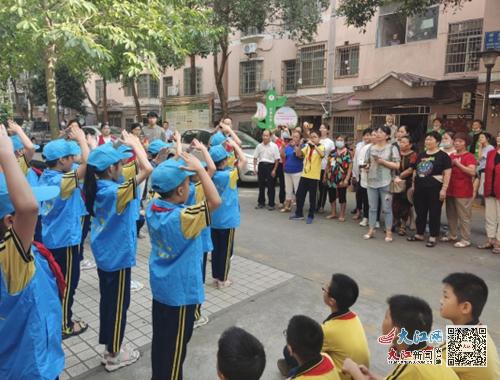 宜春市第八小学开展“我为祖国献祝福”活动(图)休闲区蓝鸢梦想 - Www.slyday.coM 宜春市第八小学开展“我为祖国献祝福”活动(图)休闲区蓝鸢梦想 - Www.slyday.coM