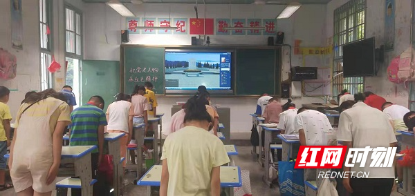 古丈县河蓬学校深入开展“我和我的祖国”主题教育休闲区蓝鸢梦想 - Www.slyday.coM 古丈县河蓬学校深入开展“我和我的祖国”主题教育休闲区蓝鸢梦想 - Www.slyday.coM