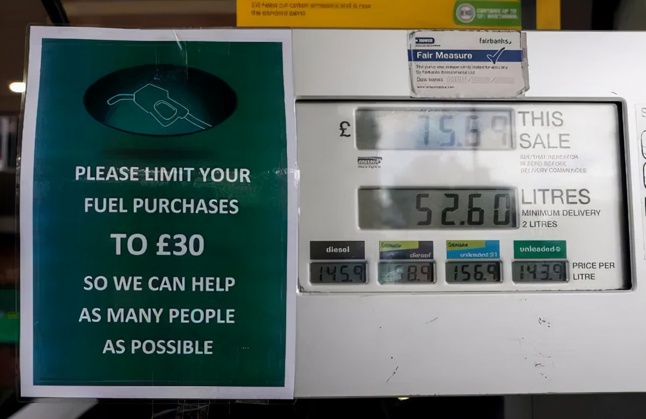 英国燃油危机加剧!油价涨至12元/升,C罗豪车排队7小时没加上油休闲区蓝鸢梦想 - Www.slyday.coM 英国燃油危机加剧!油价涨至12元/升,C罗豪车排队7小时没加上油休闲区蓝鸢梦想 - Www.slyday.coM