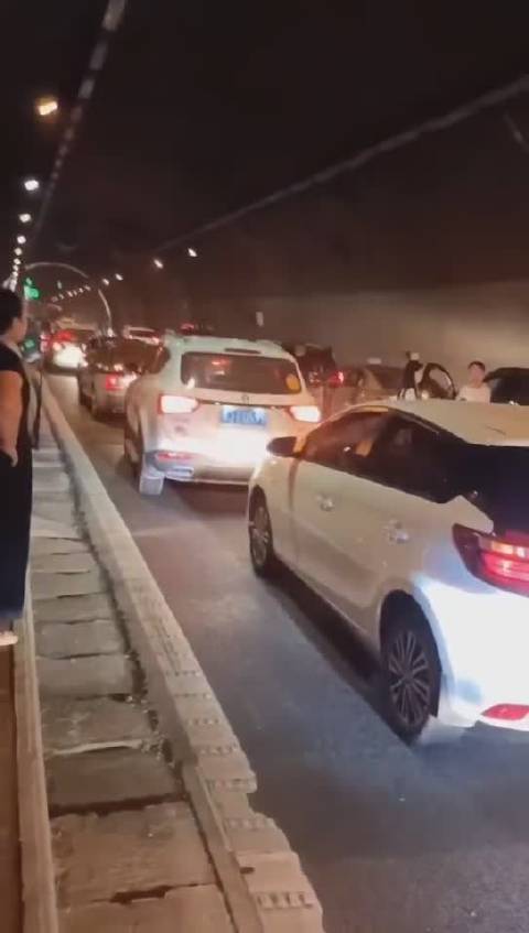 真的节假日总是容易造成高速堵车的