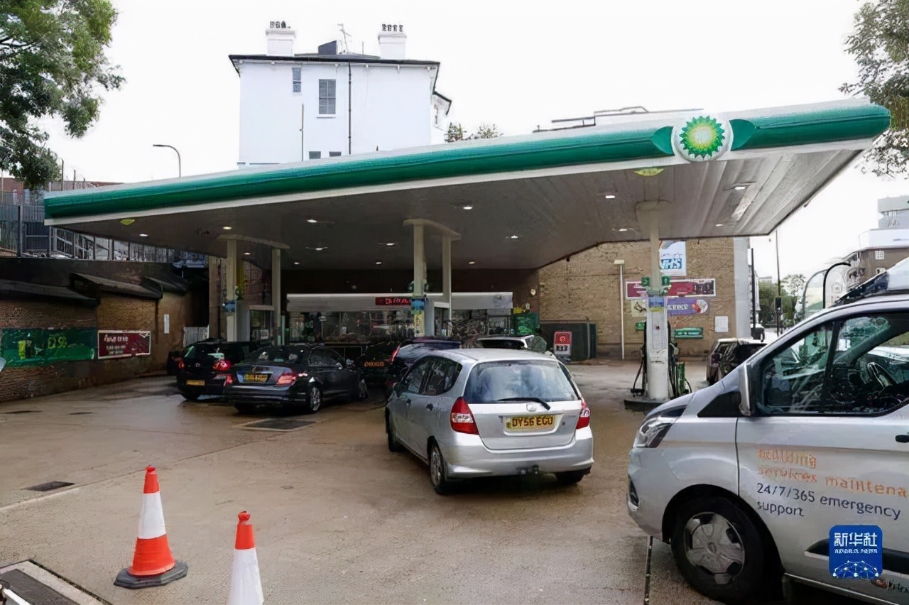 英国燃油危机加剧!油价涨至12元/升,C罗豪车排队7小时没加上油休闲区蓝鸢梦想 - Www.slyday.coM 英国燃油危机加剧!油价涨至12元/升,C罗豪车排队7小时没加上油休闲区蓝鸢梦想 - Www.slyday.coM