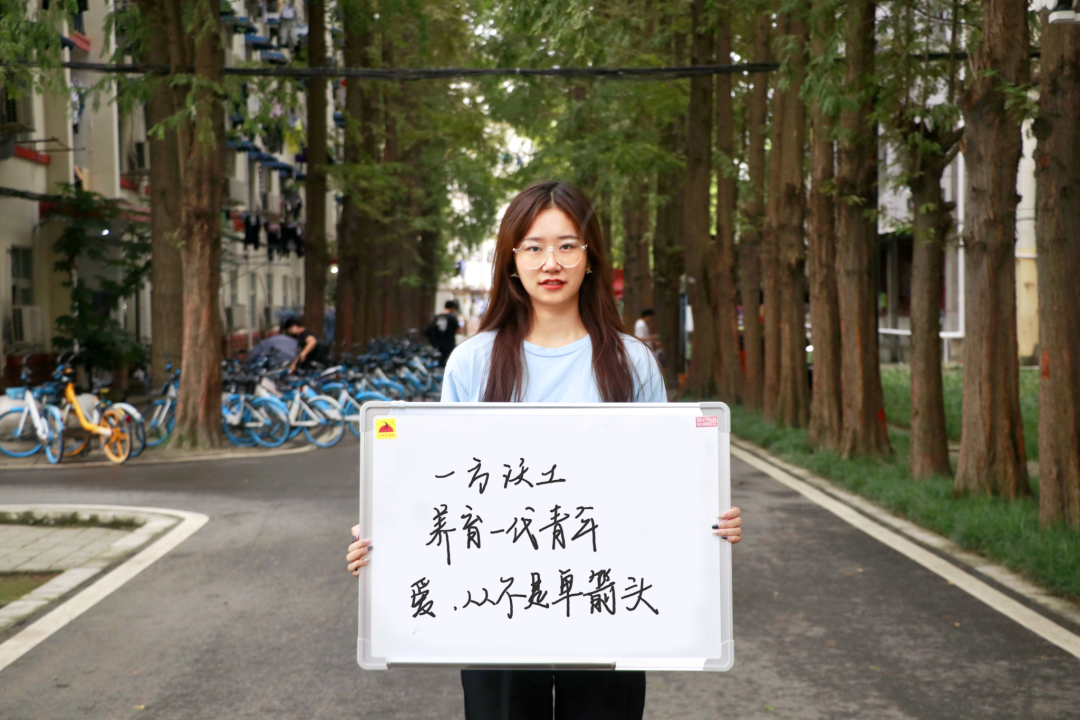 我在西华!祝祖国母亲生日快乐!休闲区蓝鸢梦想 - Www.slyday.coM 我在西华!祝祖国母亲生日快乐!休闲区蓝鸢梦想 - Www.slyday.coM