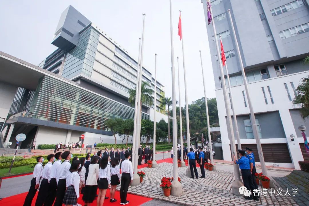 伴随着国歌,香港中文大学校园里升起国旗、区旗、校旗。图/香港中文大学官方微信公众平台