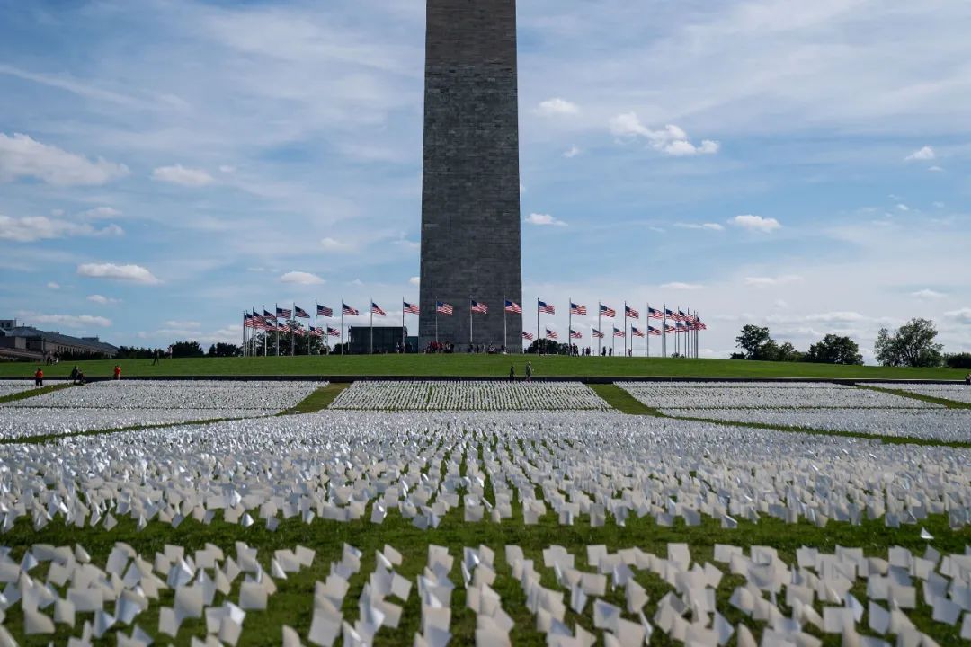 ▲当地时间2021年9月20日，美国华盛顿特区国家广场安插了65万面白旗，纪念新冠肺炎死者。（人民视觉）