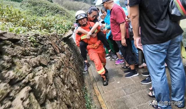 国庆我在岗—黄果树消防:以“岗”为家,守护平安休闲区蓝鸢梦想 - Www.slyday.coM 国庆我在岗—黄果树消防:以“岗”为家,守护平安休闲区蓝鸢梦想 - Www.slyday.coM
