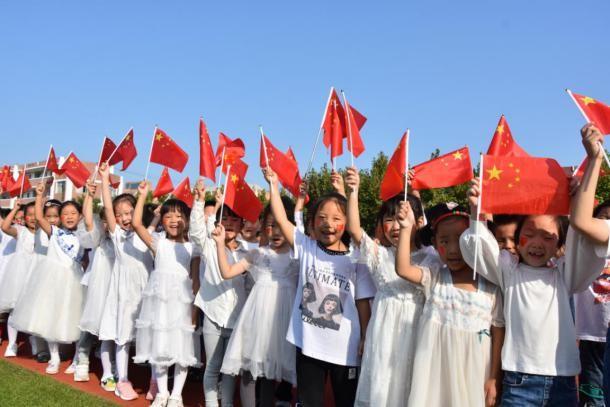 “我和我的祖国”——市第一实小举行庆国庆升旗仪式休闲区蓝鸢梦想 - Www.slyday.coM “我和我的祖国”——市第一实小举行庆国庆升旗仪式休闲区蓝鸢梦想 - Www.slyday.coM