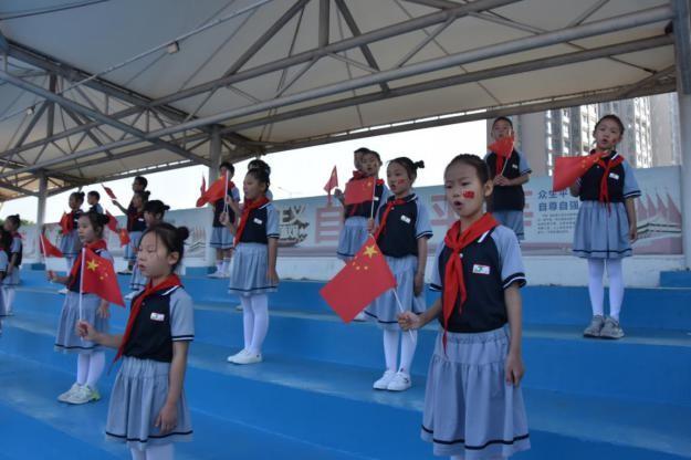 “我和我的祖国”——市第一实小举行庆国庆升旗仪式休闲区蓝鸢梦想 - Www.slyday.coM “我和我的祖国”——市第一实小举行庆国庆升旗仪式休闲区蓝鸢梦想 - Www.slyday.coM