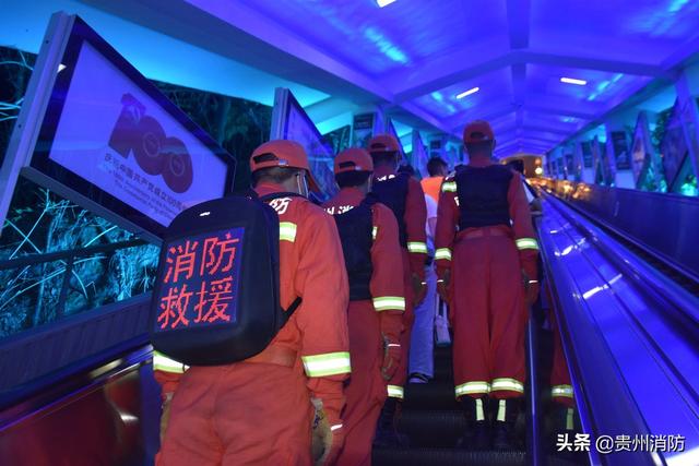 国庆我在岗—黄果树消防:以“岗”为家,守护平安休闲区蓝鸢梦想 - Www.slyday.coM 国庆我在岗—黄果树消防:以“岗”为家,守护平安休闲区蓝鸢梦想 - Www.slyday.coM