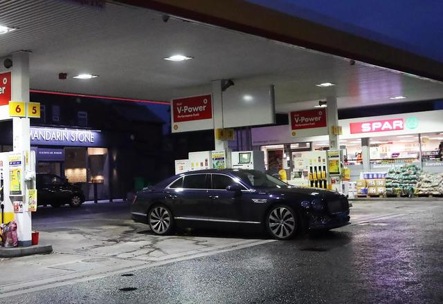 C罗的豪车在加油站遭冷遇,司机苦等近7个小时,滴油未加被迫离开休闲区蓝鸢梦想 - Www.slyday.coM C罗的豪车在加油站遭冷遇,司机苦等近7个小时,滴油未加被迫离开休闲区蓝鸢梦想 - Www.slyday.coM