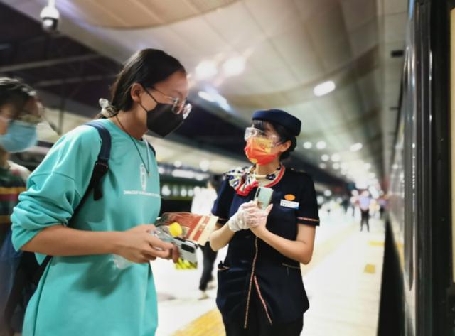 国庆首日，云南铁路预计发送旅客34万人次