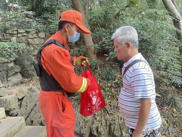 国庆我在岗—黄果树消防:以“岗”为家,守护平安休闲区蓝鸢梦想 - Www.slyday.coM 国庆我在岗—黄果树消防:以“岗”为家,守护平安休闲区蓝鸢梦想 - Www.slyday.coM