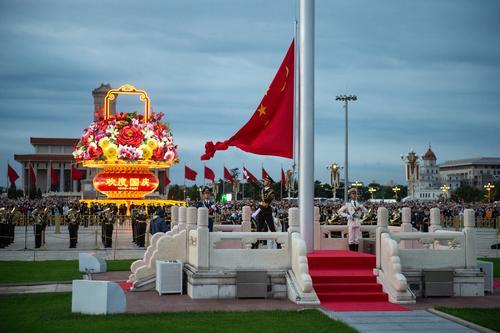 图说│国庆升旗仪式在天安门广场举行,数万群众现场见证五星红旗冉冉升起的庄严时刻休闲区蓝鸢梦想 - Www.slyday.coM 图说│国庆升旗仪式在天安门广场举行,数万群众现场见证五星红旗冉冉升起的庄严时刻休闲区蓝鸢梦想 - Www.slyday.coM