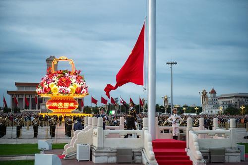 图说│国庆升旗仪式在天安门广场举行,数万群众现场见证五星红旗冉冉升起的庄严时刻休闲区蓝鸢梦想 - Www.slyday.coM 图说│国庆升旗仪式在天安门广场举行,数万群众现场见证五星红旗冉冉升起的庄严时刻休闲区蓝鸢梦想 - Www.slyday.coM