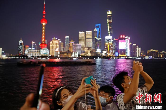 国庆长假首日民众在上海黄浦江两岸欢度国庆