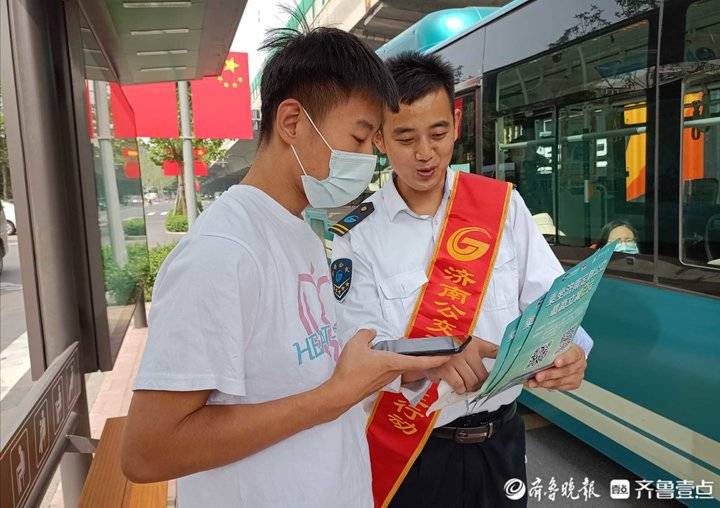 助人为乐,我最快乐!齐鲁志愿者用公益行动为祖国祝福休闲区蓝鸢梦想 - Www.slyday.coM 助人为乐,我最快乐!齐鲁志愿者用公益行动为祖国祝福休闲区蓝鸢梦想 - Www.slyday.coM