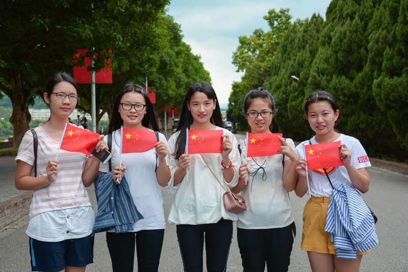 仰恩学子用镜头记录自己与国旗的瞬间,鲜艳的五星红旗下每个人都洋溢