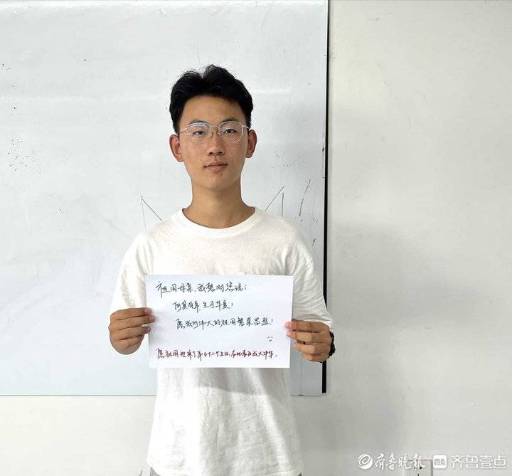 祖国母亲,我爱您!大学生志愿者朗诵诗歌为祖国献礼休闲区蓝鸢梦想 - Www.slyday.coM 祖国母亲,我爱您!大学生志愿者朗诵诗歌为祖国献礼休闲区蓝鸢梦想 - Www.slyday.coM