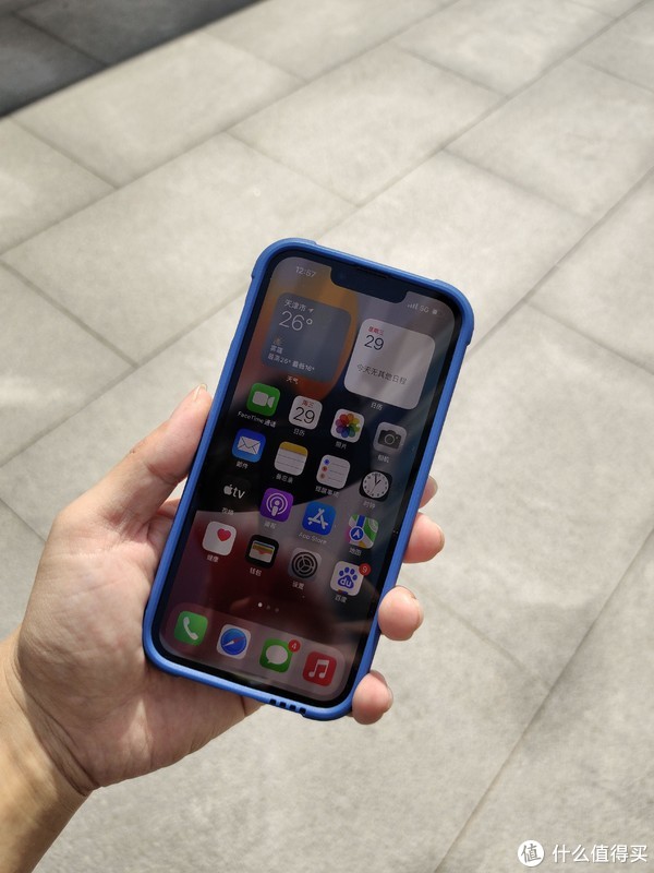 苹果13proMax屏幕,苹果13proMAX 安卓钉子户眼里的13香吗iphone13pro远峰蓝入手体验及新机必入配件