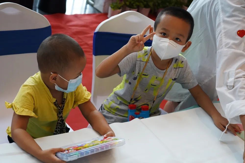 我用画笔绘祖国!国庆节,北海这群孩子为“妈妈”送上爱心礼物!休闲区蓝鸢梦想 - Www.slyday.coM 我用画笔绘祖国!国庆节,北海这群孩子为“妈妈”送上爱心礼物!休闲区蓝鸢梦想 - Www.slyday.coM