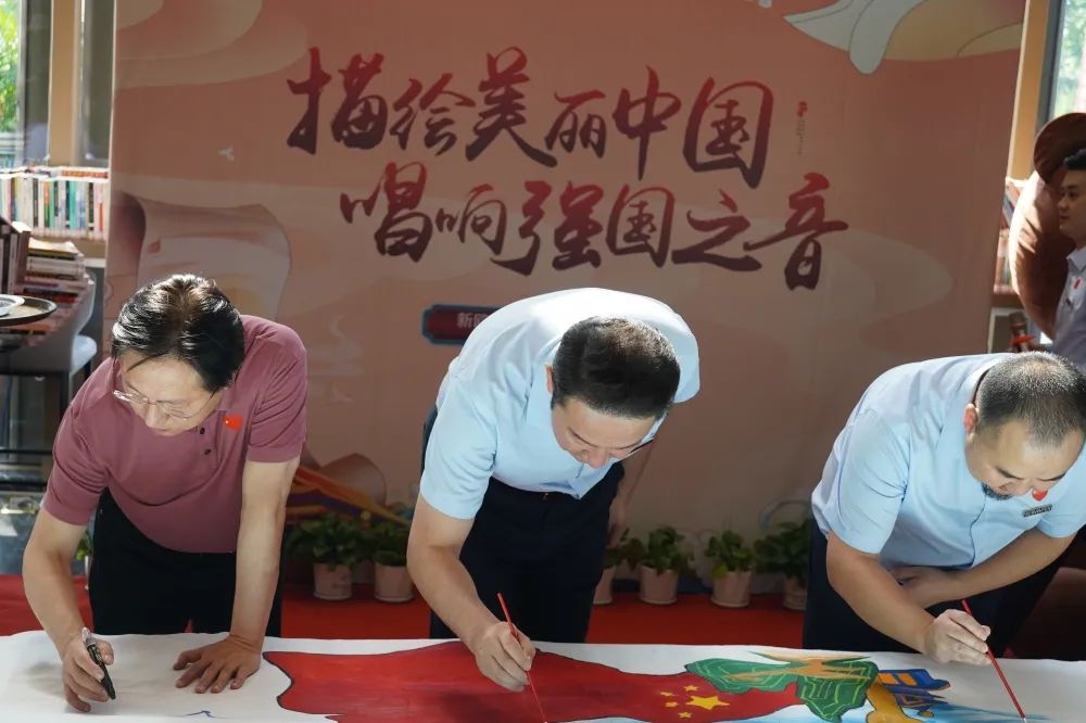 我用画笔绘祖国!国庆节,北海这群孩子为“妈妈”送上爱心礼物!休闲区蓝鸢梦想 - Www.slyday.coM 我用画笔绘祖国!国庆节,北海这群孩子为“妈妈”送上爱心礼物!休闲区蓝鸢梦想 - Www.slyday.coM