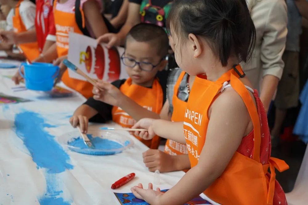 我用画笔绘祖国!国庆节,北海这群孩子为“妈妈”送上爱心礼物!休闲区蓝鸢梦想 - Www.slyday.coM 我用画笔绘祖国!国庆节,北海这群孩子为“妈妈”送上爱心礼物!休闲区蓝鸢梦想 - Www.slyday.coM