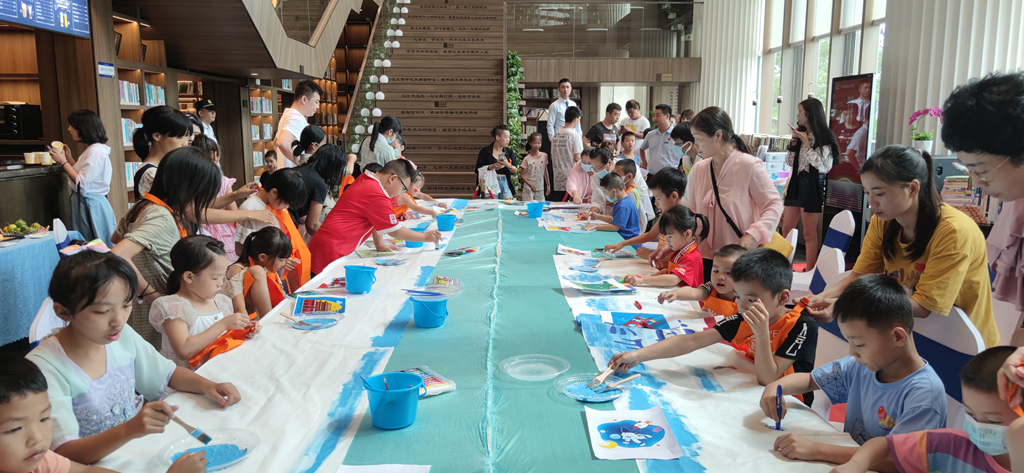 我用画笔绘祖国!国庆节,北海这群孩子为“妈妈”送上爱心礼物!休闲区蓝鸢梦想 - Www.slyday.coM 我用画笔绘祖国!国庆节,北海这群孩子为“妈妈”送上爱心礼物!休闲区蓝鸢梦想 - Www.slyday.coM