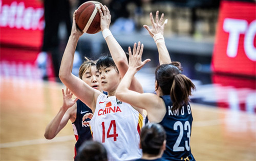 李月汝20+12统治内线，双锋内外开弓，女篮24分胜<a href=