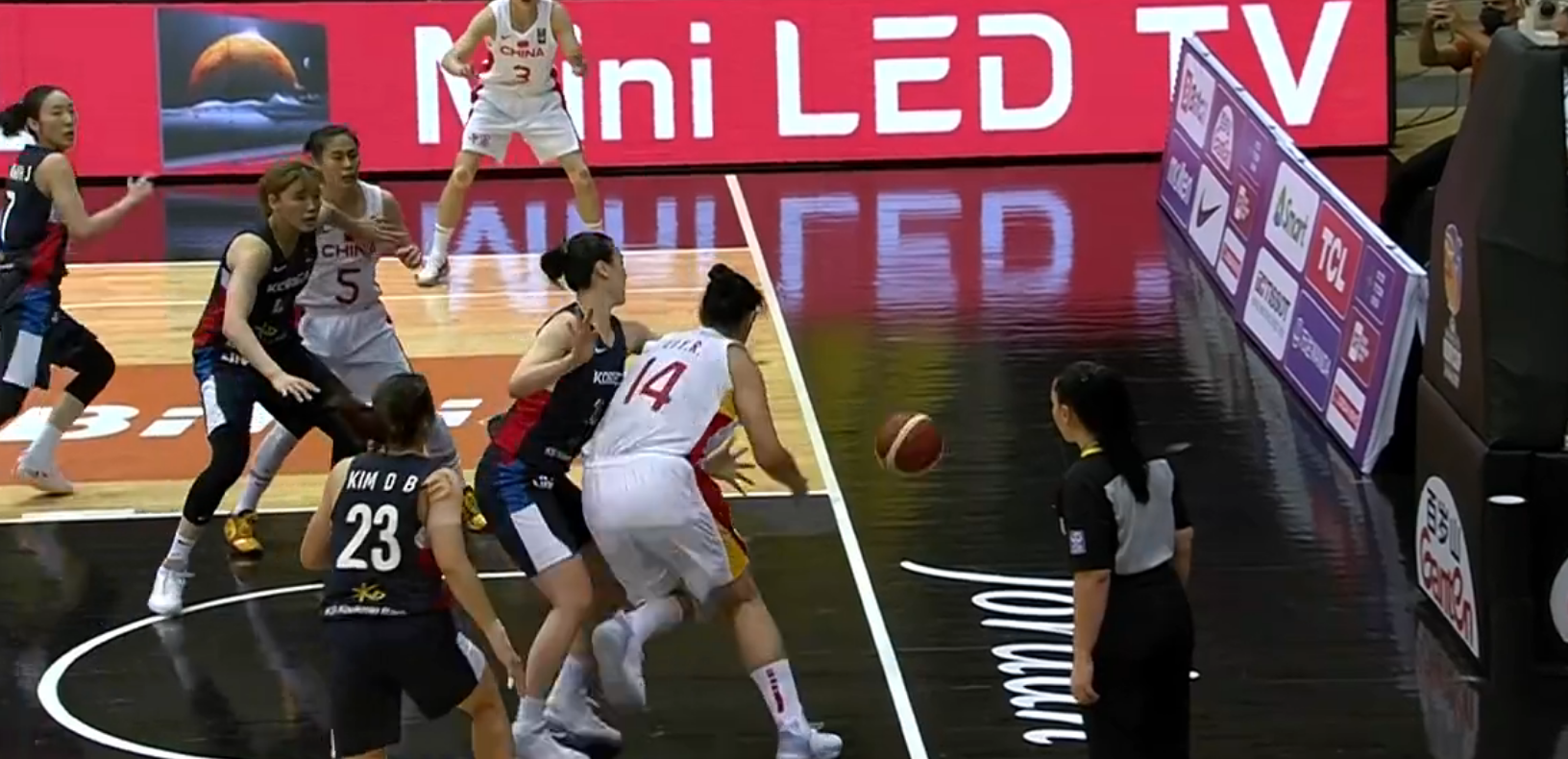 50-25！中国女篮大爆发，半场领先25分，<a href=