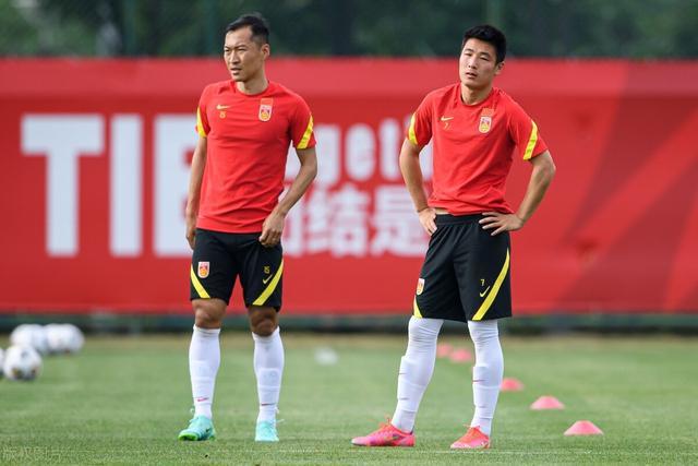 越南国家队正式官宣!李铁武磊喜从天,国足冲击12强赛首胜有戏了