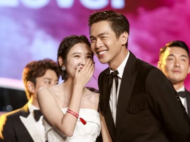 脱口秀大会张若昀透露求婚唐艺昕细节八个字告白胜过千言万语