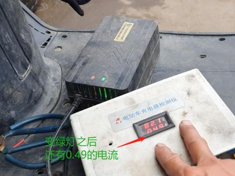 电动车充电器变绿灯后，还在充电吗？要不要拔掉电源？做错很伤车