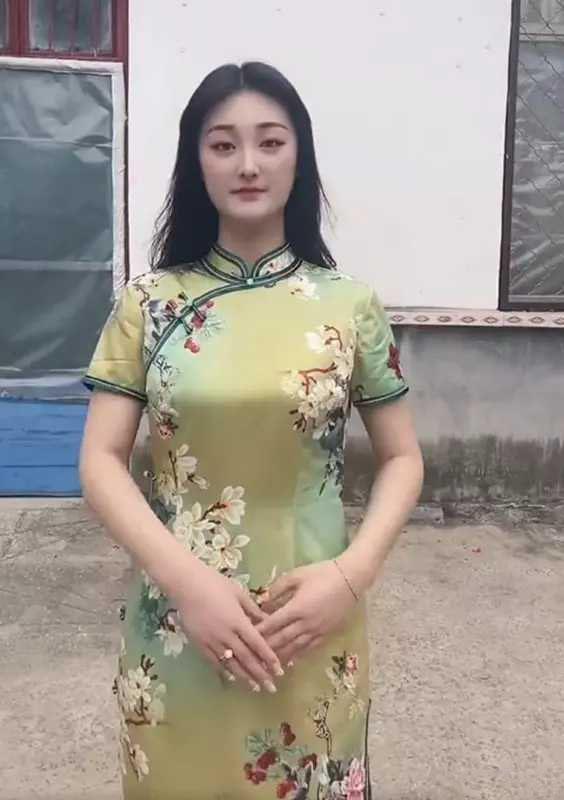 大衣哥儿媳真长脸穿旗袍举止端庄温婉微胖身材却更显曲线美