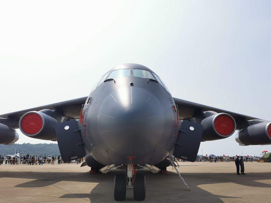 大型运输机也是战略空军的必备品。图为珠海航展上展示的运-20运输机。