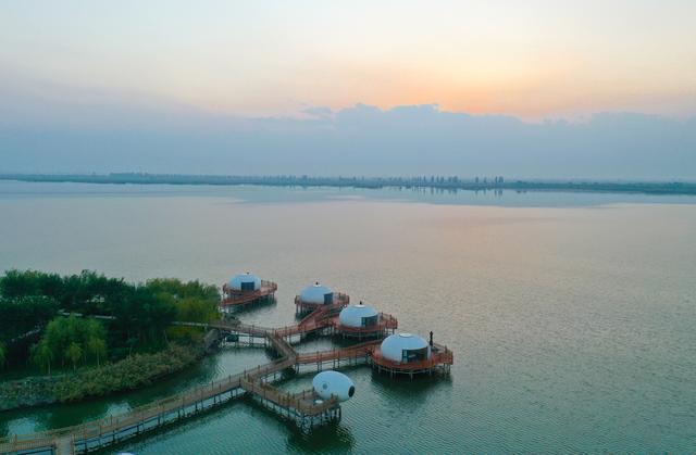 沙湖边的超级网红酒店,住在蛋里是什么样的体验休闲区蓝鸢梦想 - Www.slyday.coM 沙湖边的超级网红酒店,住在蛋里是什么样的体验休闲区蓝鸢梦想 - Www.slyday.coM